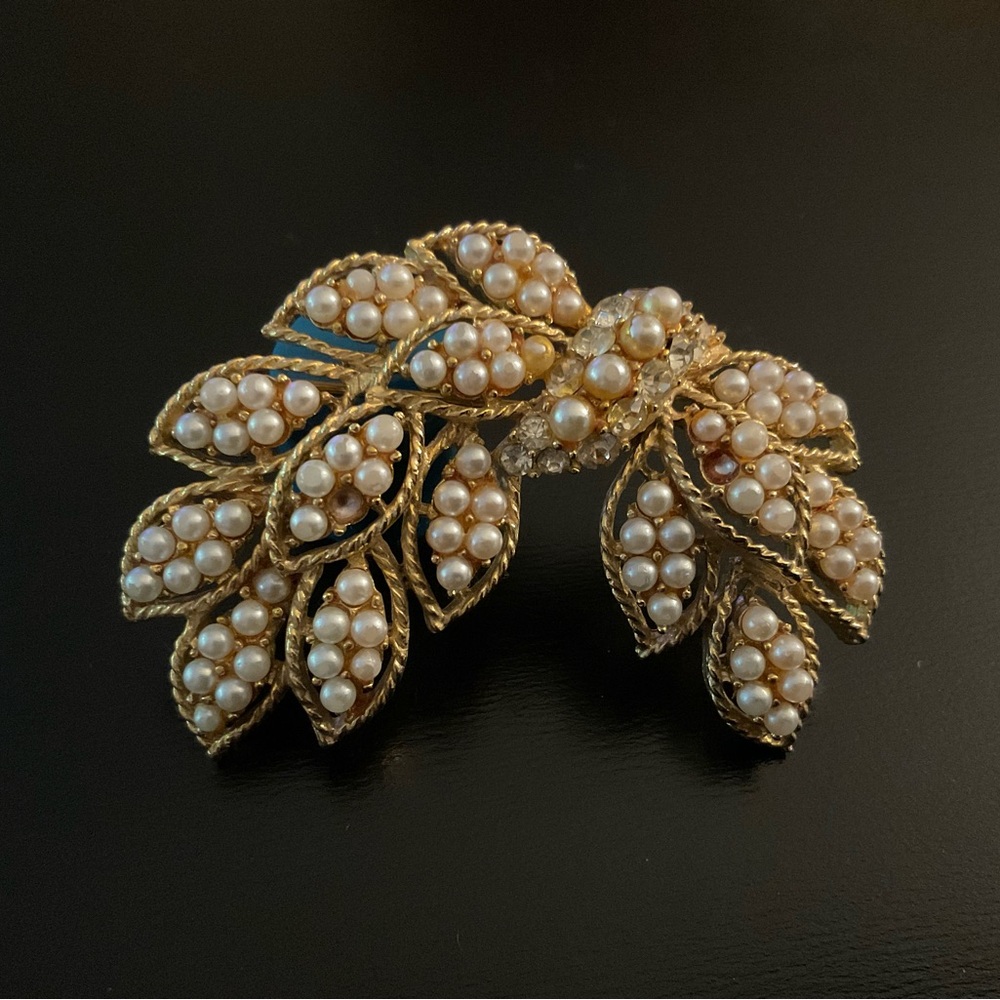 Elegant Gold and Pearl Leaf Brooch